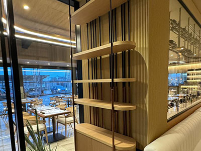 Raft me strukture metalik dekorativ per restorant Raft me strukture metalik dekorativ per restorant